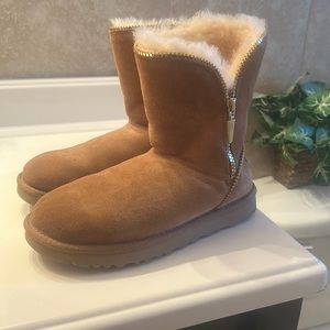 Woman’s size 7 Ugg Boots.